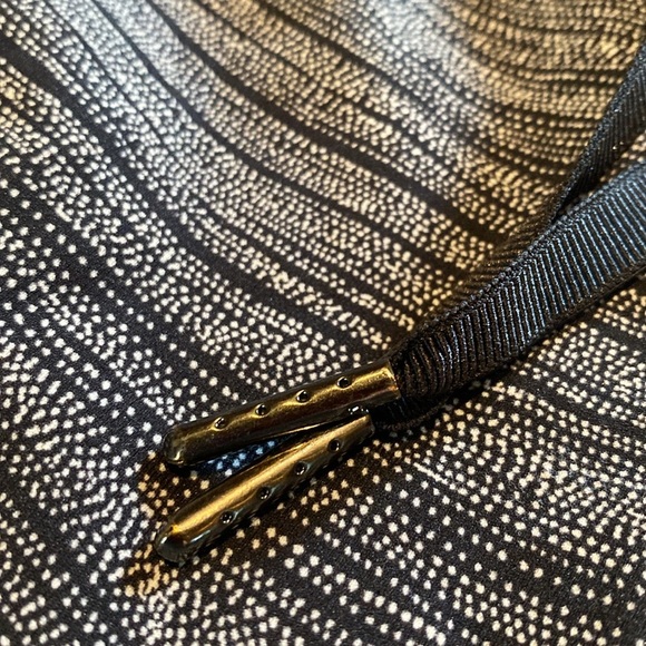 Lululemon Shorts Womens 2 Gray On The Fly MR Drawstring Waist Striped Workout - Picture 3 of 9